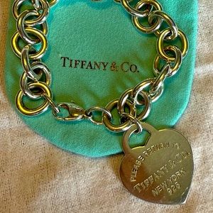 Tiffany &Co. Return to Tiffany’s heart charm bracelet